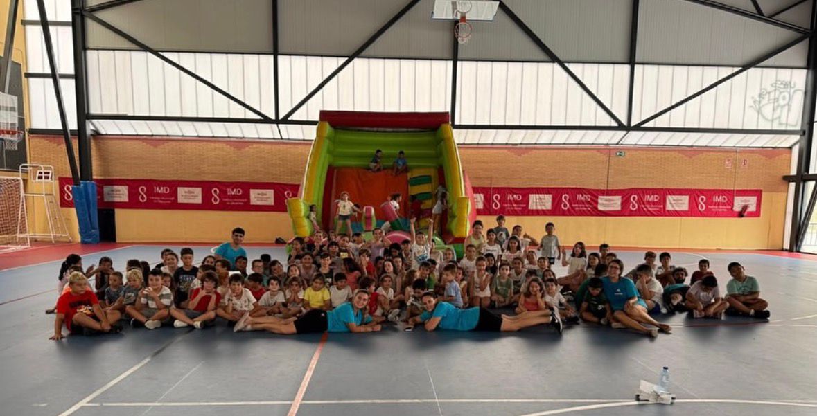 Niños en pabellón con castillo hinchable durante el campus de verano Atlantis