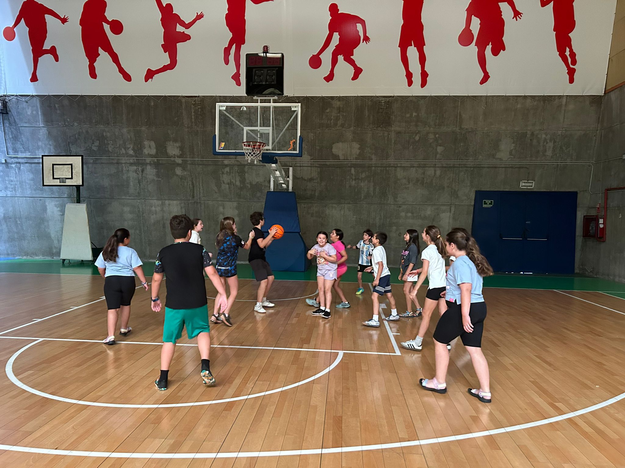 Partido de baloncesto en pabellón durante el campus de verano Atlantis